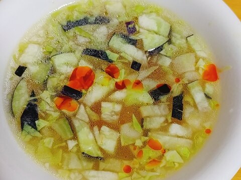 味覇で☆茄子　キャベツ　ニンジンのピリ辛スープ